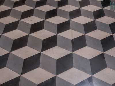 ...e a motivi romboidali, con inserti di parquet moderno